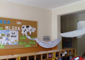 Tablica rozpoczynająca wystawę "Rzeka mleka" w holu szatni przedszkolnej